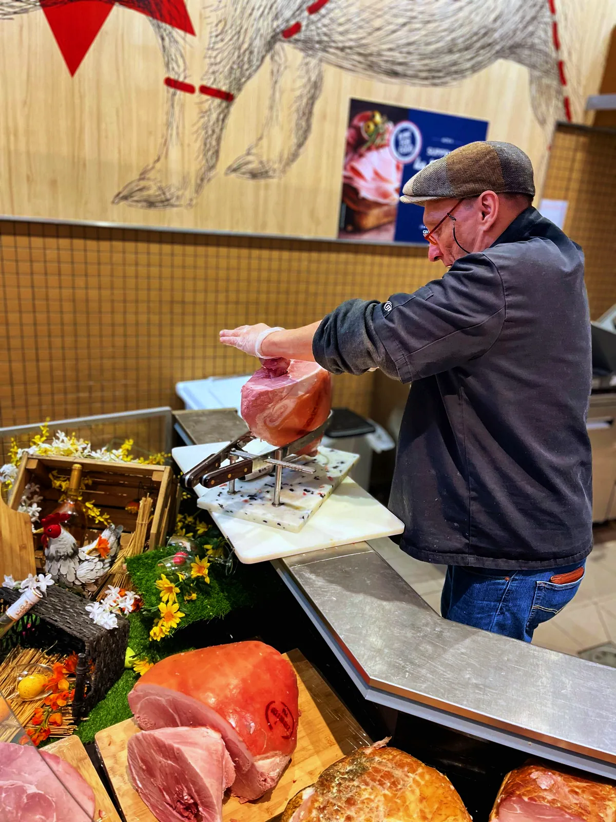 Animateur Défontaine tranchant un jambon à l'os