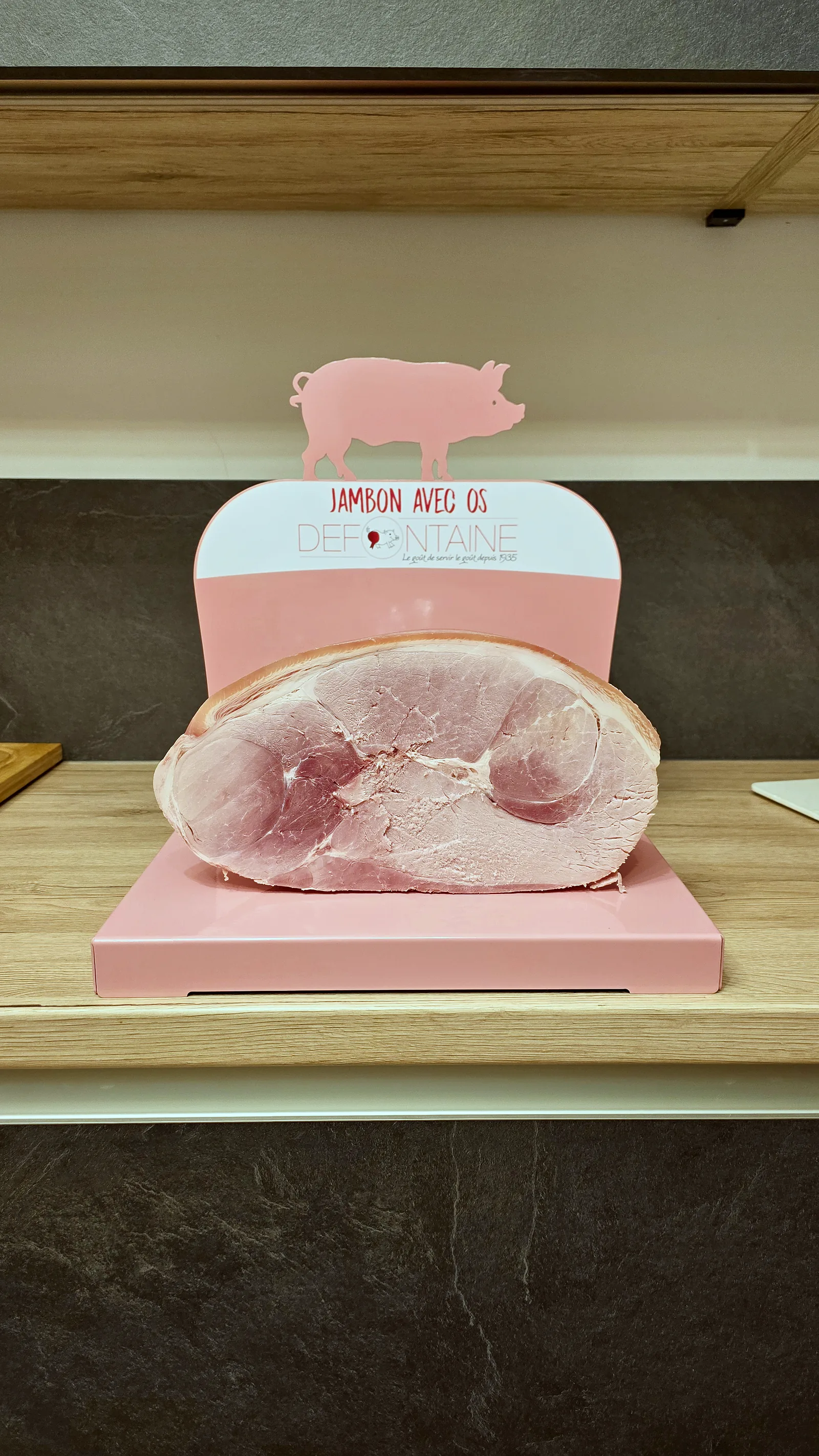 Jambon avec os sur son présentoir Défontaine